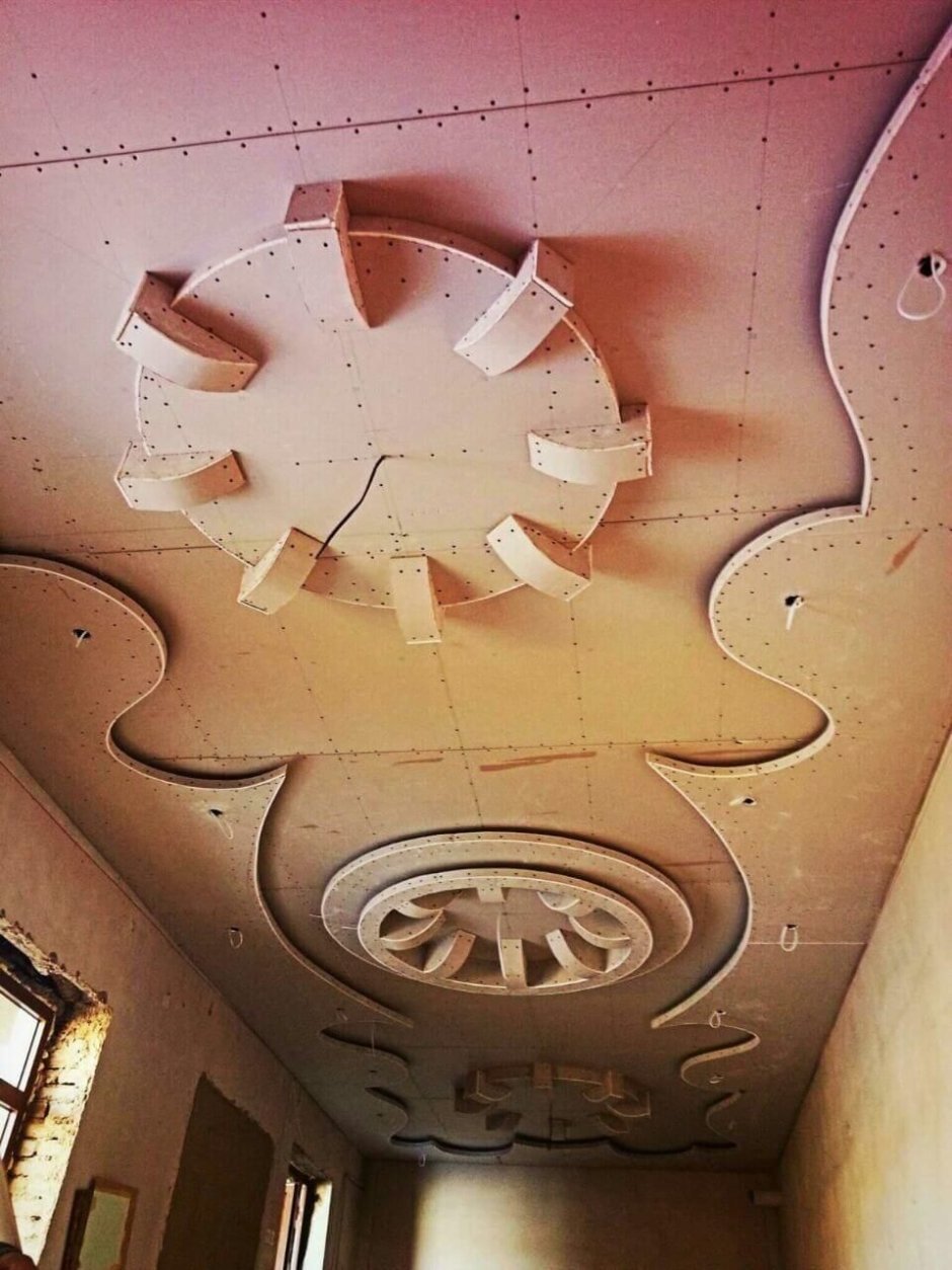 Фигурный потолок пластик