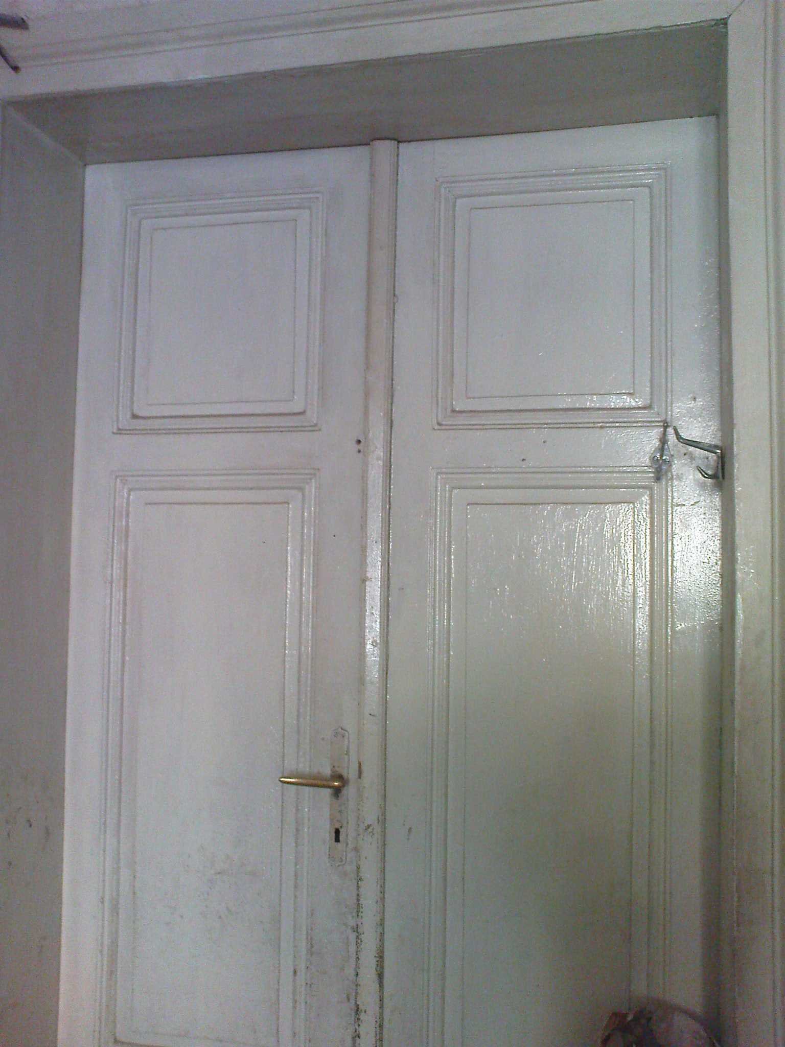 Советские двери межкомнатные. Старые межкомнатные двери. Советские деревянные двери. Старые советские двери межкомнатные. Старая белая дверь.
