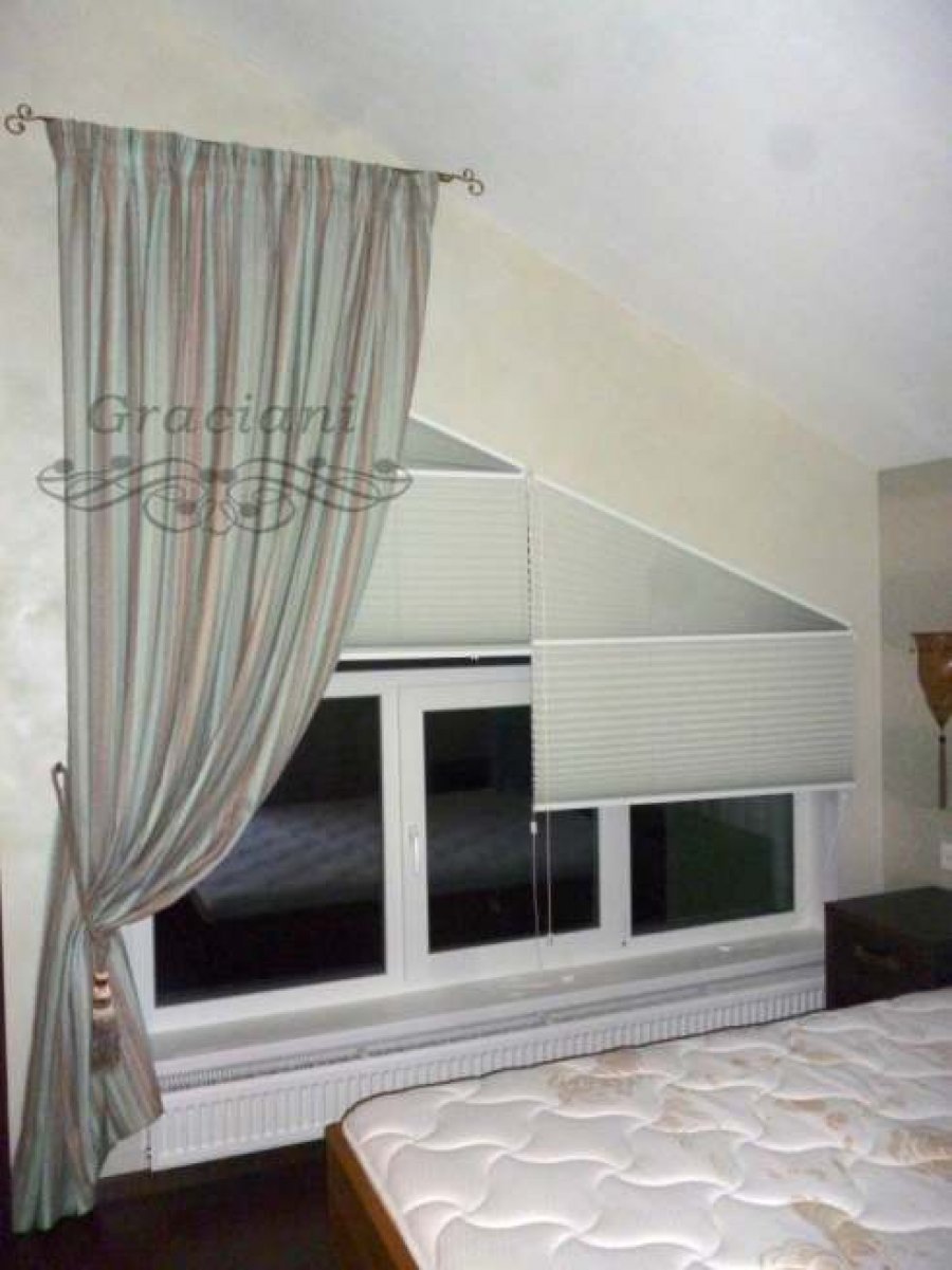 Римская штора на мансардное окно