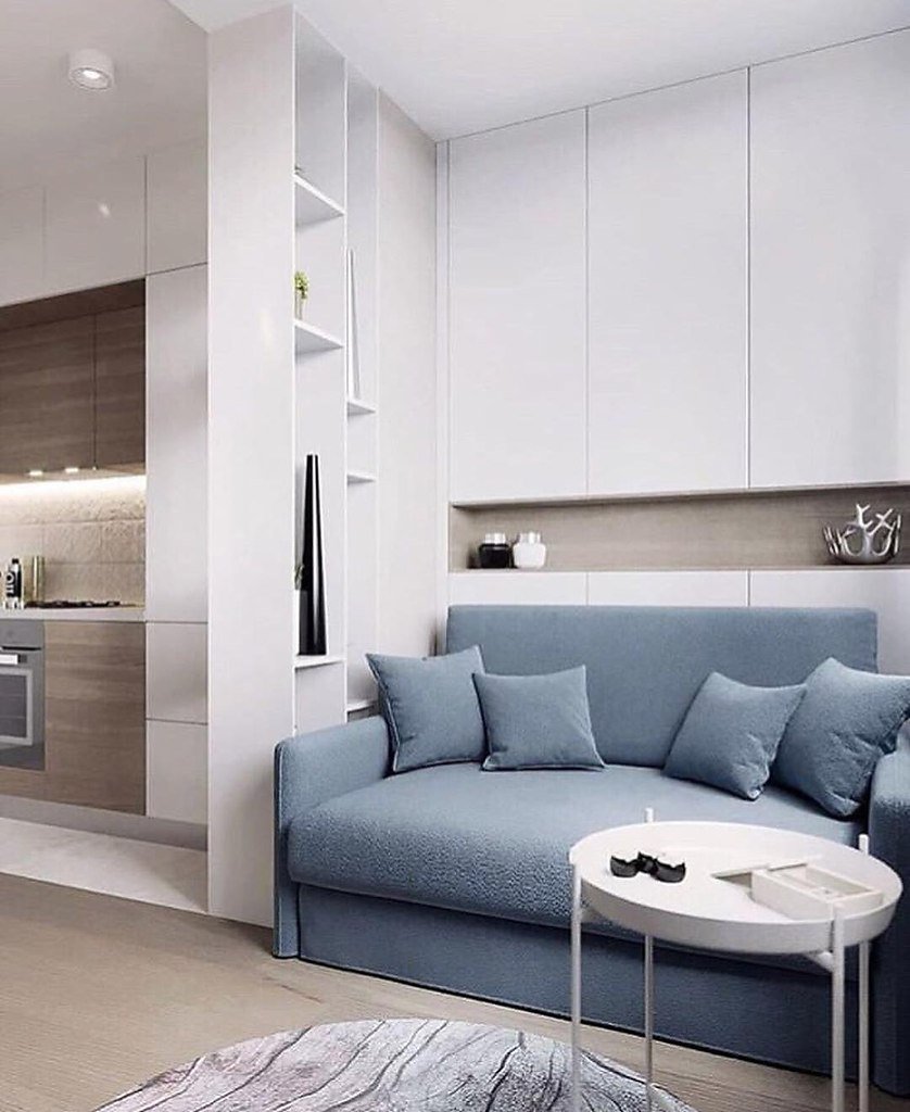 Диван в середине комнаты