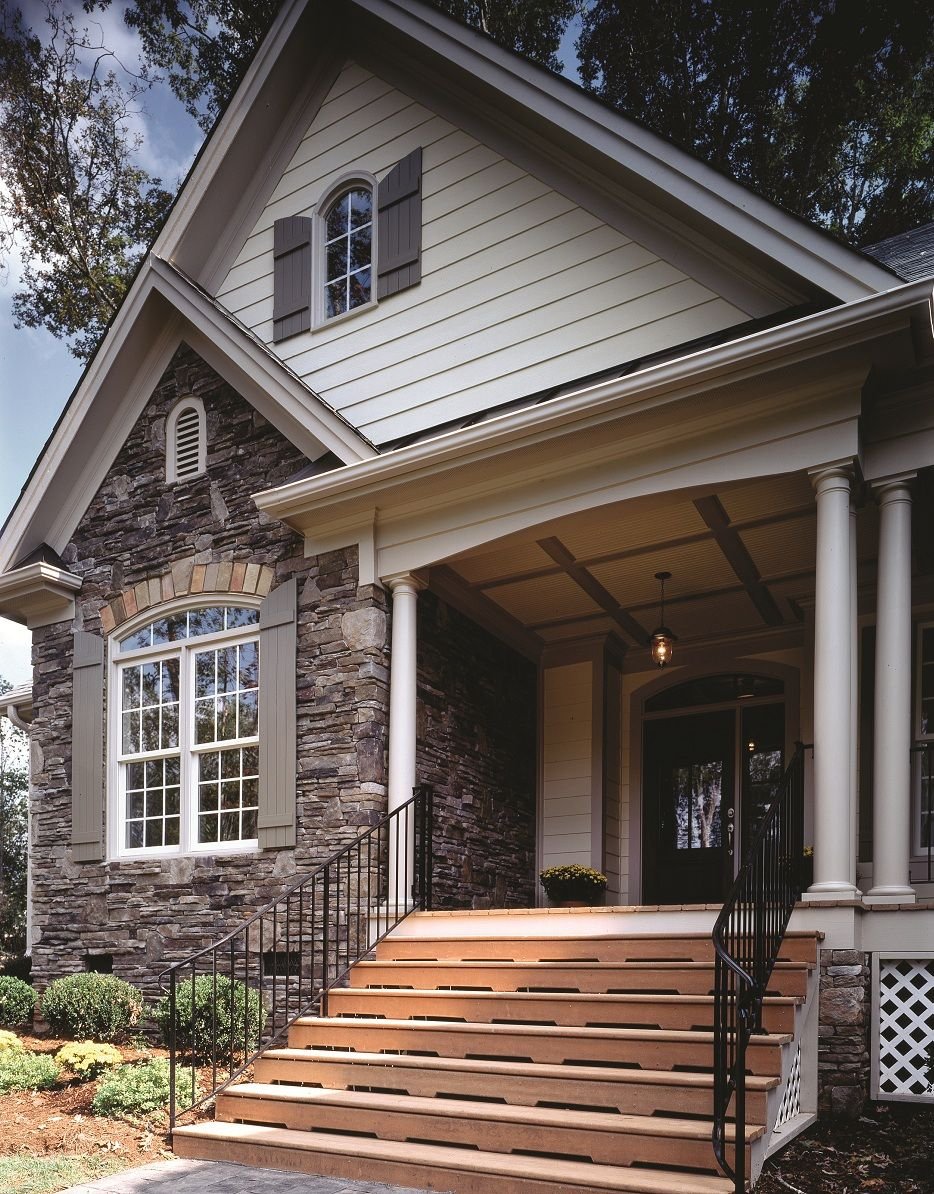 Дом с широким крыльцом