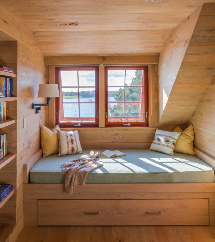 Кровать в деревянном жоиее