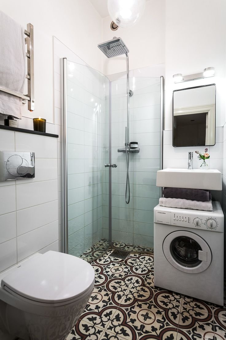 Санузел с душевой кабиной и стиральной машиной