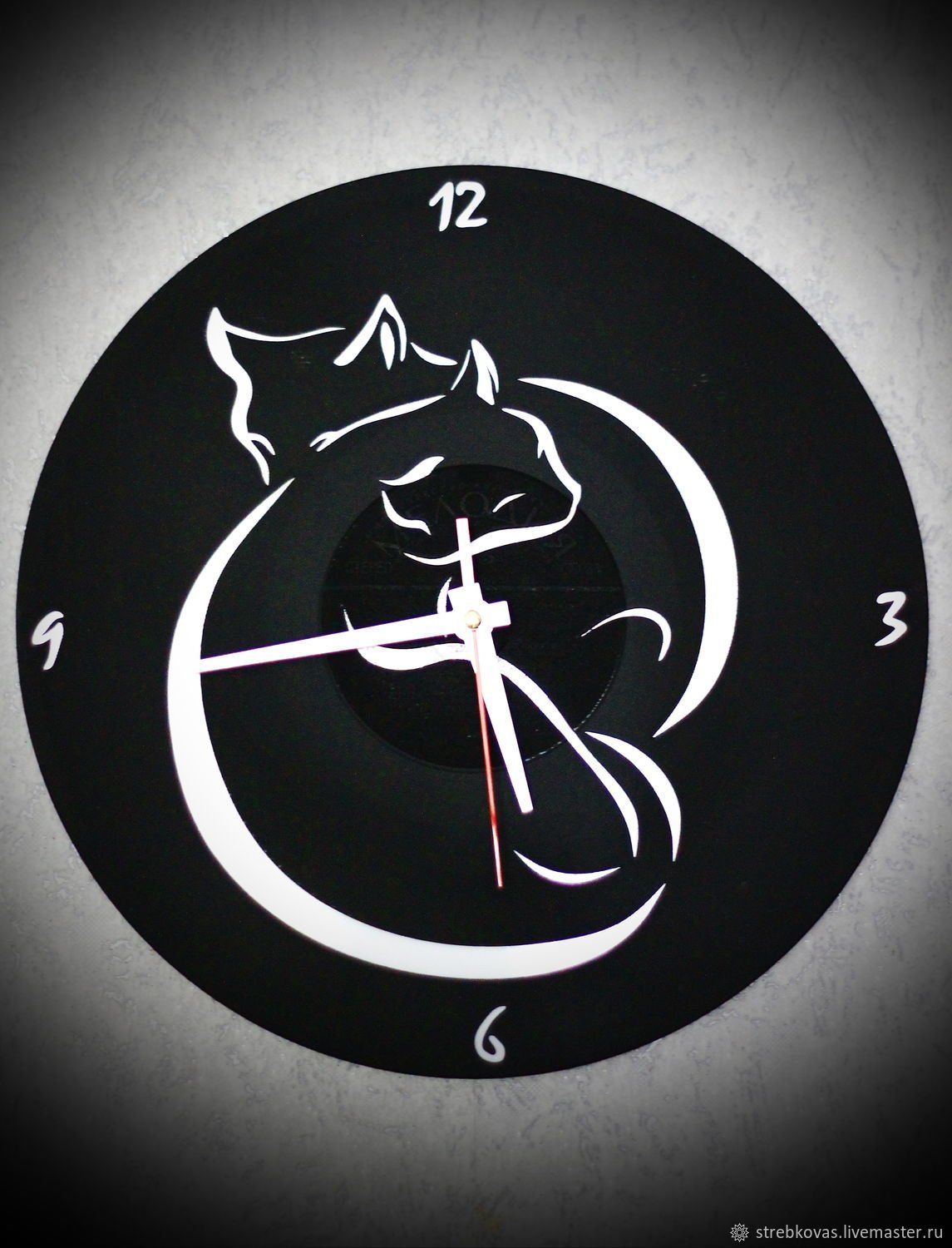 Часы кис. Часы из винила. Часы виниловая пластинка. Часы из виниловых пластинок кошки. Кошки часы из винила.