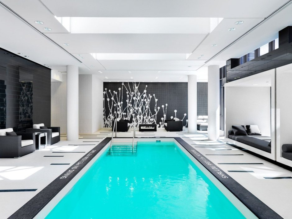 Интерьер бассейна в коттедже