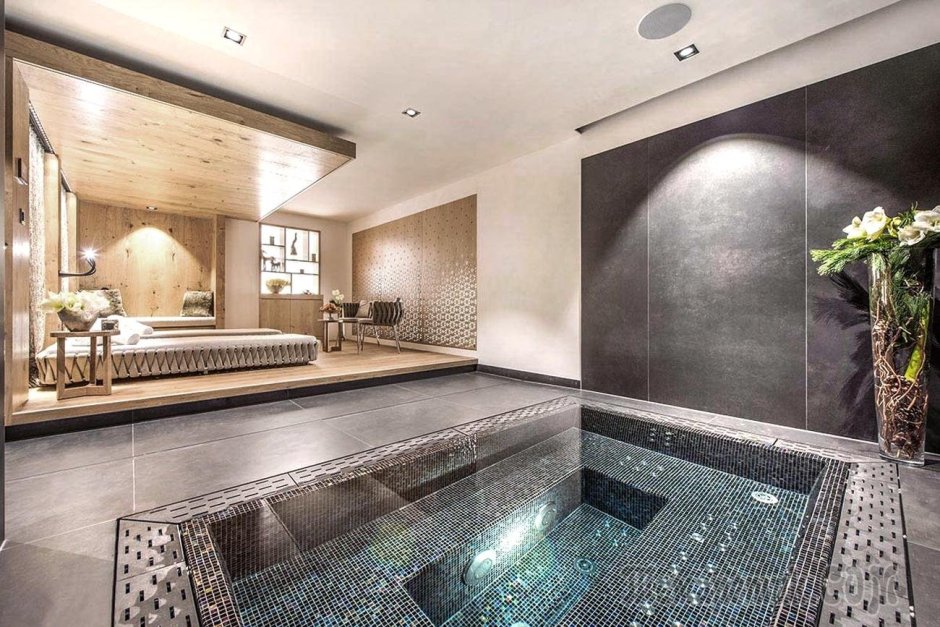 Красивый бассейн в доме