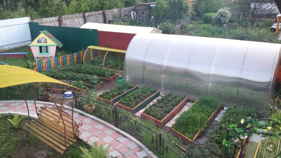 Расположение теплицы и грядок на участке