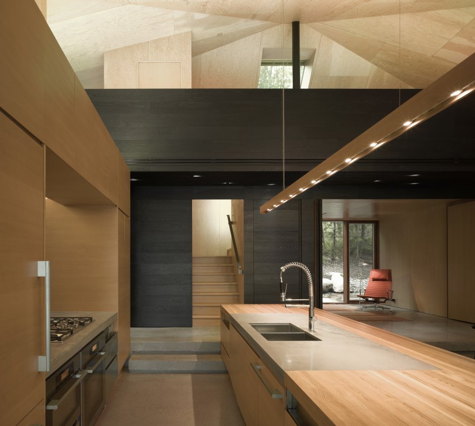 Кухня в коттедже в современном стиле