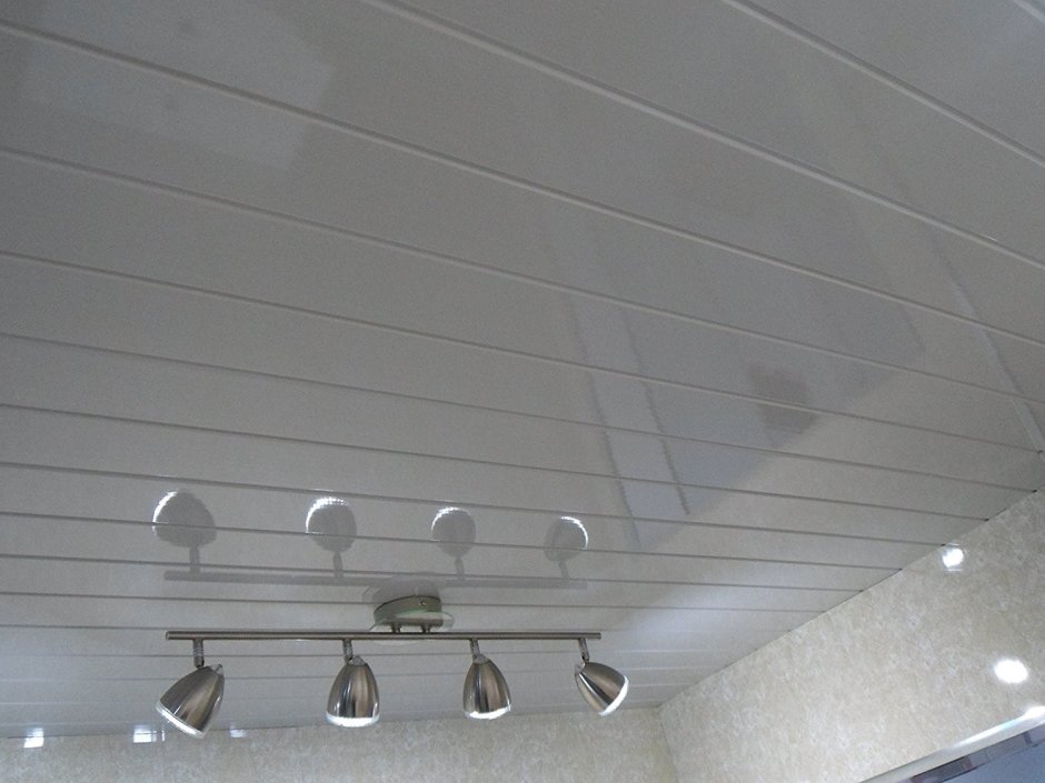 Потолок на кухне из пластиковых панелей