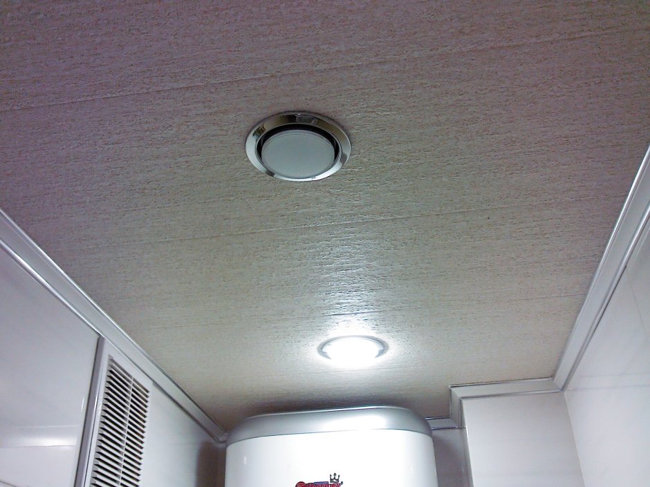 Потолок на кухне из пластиковых панелей