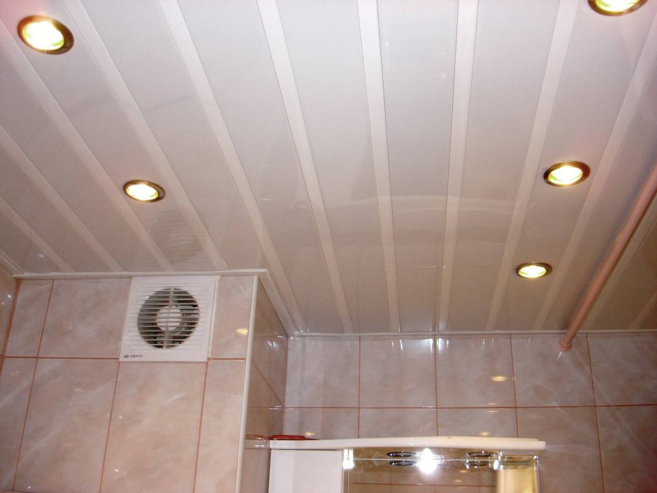 Потолок в ванную комнату