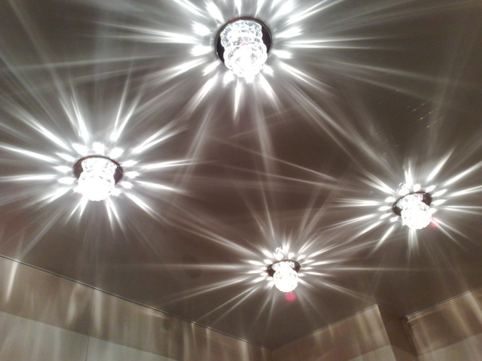 Глянцевый натяжной потолок со светильниками