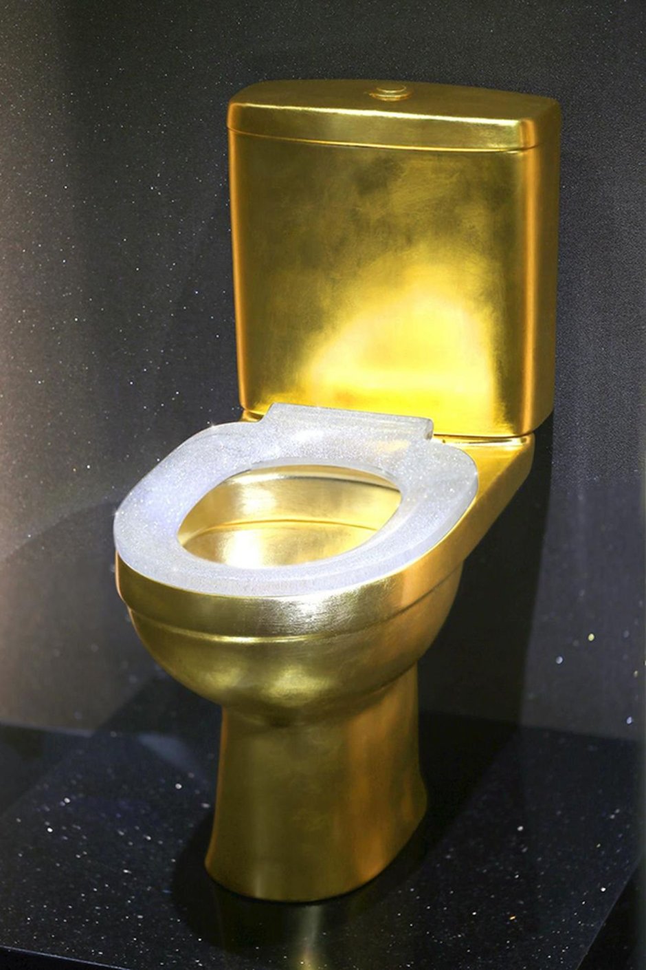 Золотой унитаз сбоку