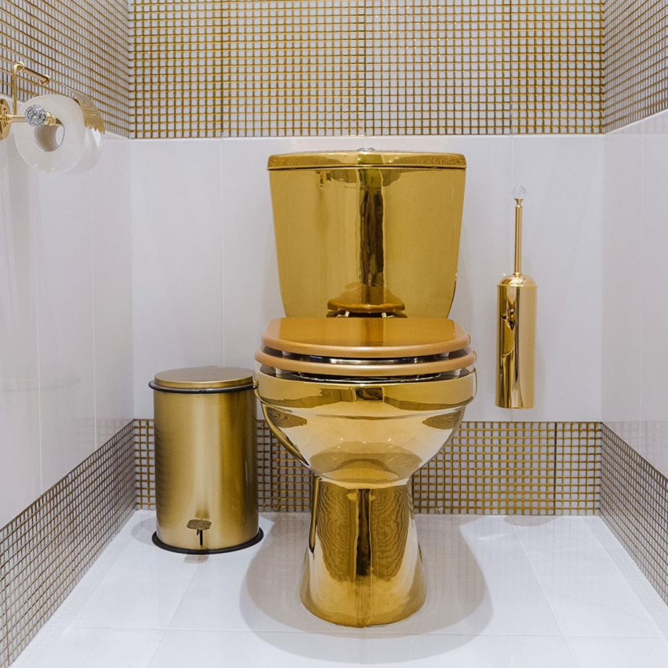 Маурицио Каттелан унитаз