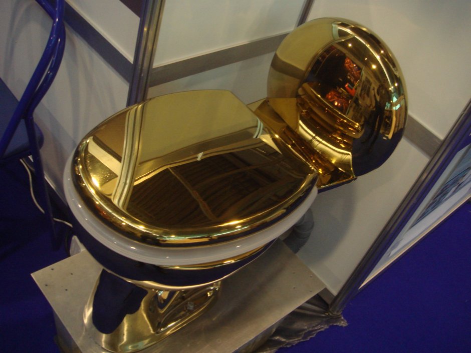 Золотой унитаз в музее Гуггенхайма