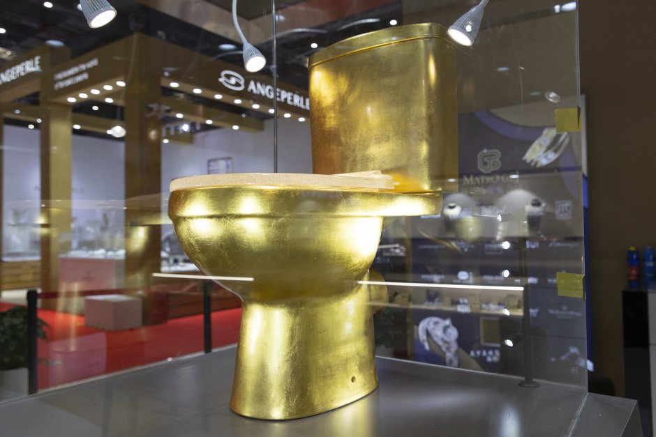 Золотой унитаз вид сверху