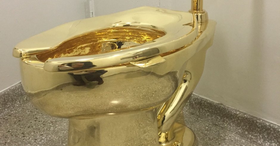 Унитаз с золотым орнаментом