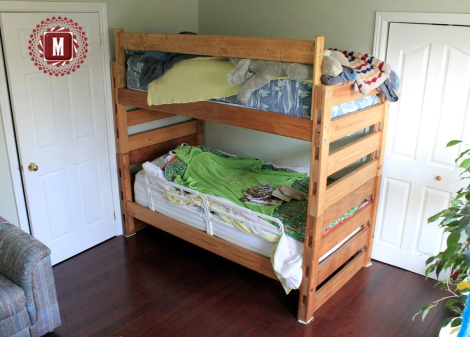 Заправленная двухъярусная кровать кровать