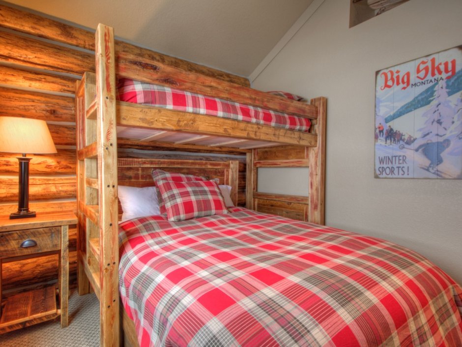 Двухэтажная кровать в бытовке