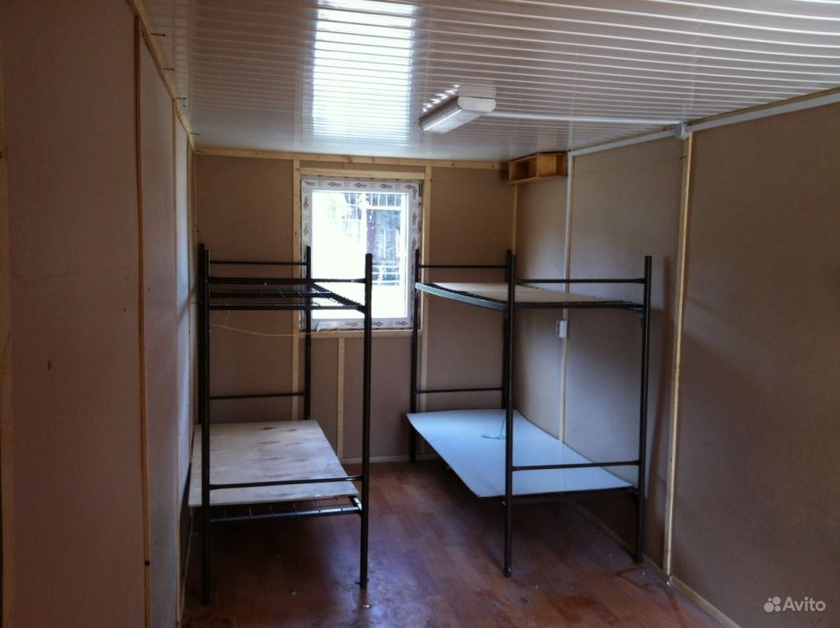 Двухъярусная встроенная кровать на даче