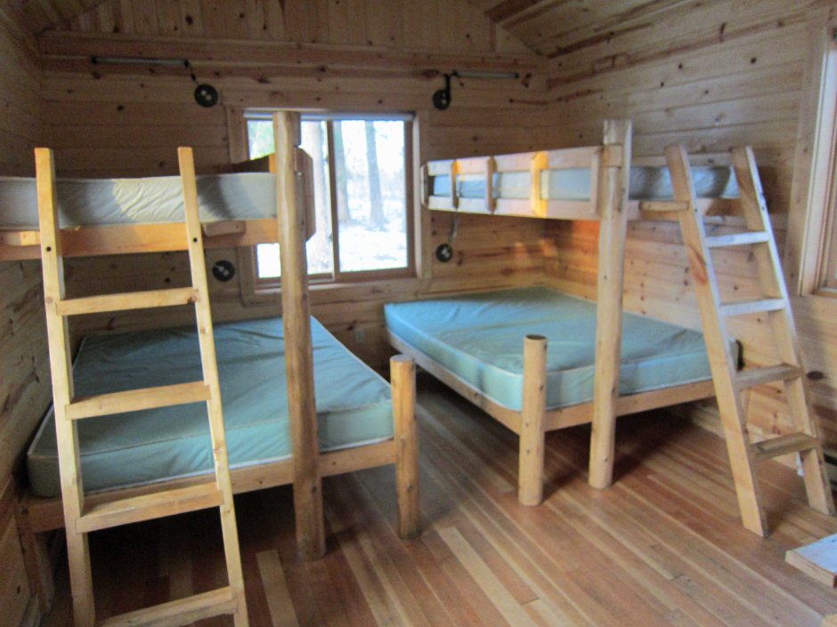 Двухэтажная кровать в бытовке