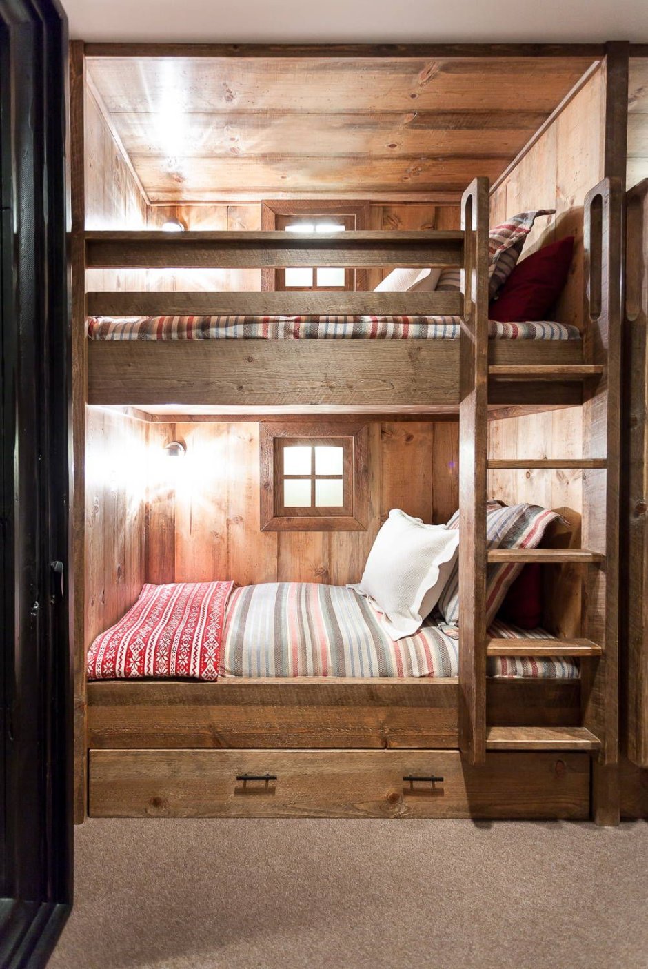 Двухэтажная кровать в бытовке