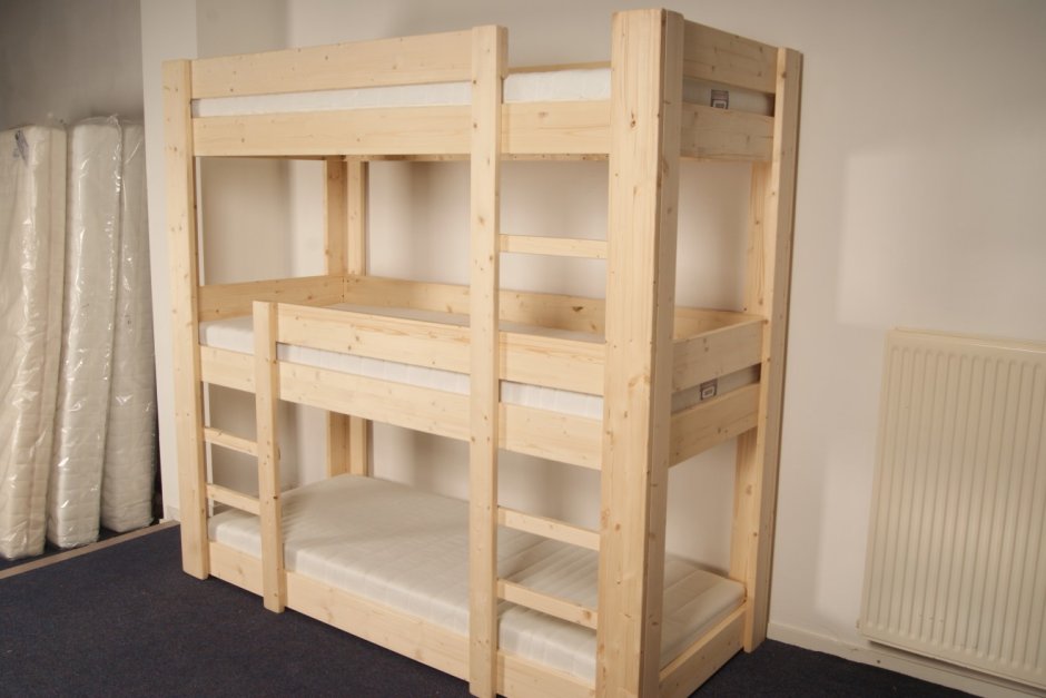 Двухэтажная кровать на даче