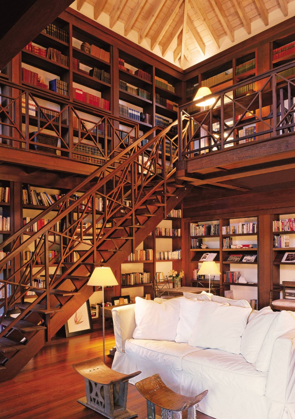 Двухэтажная библиотека