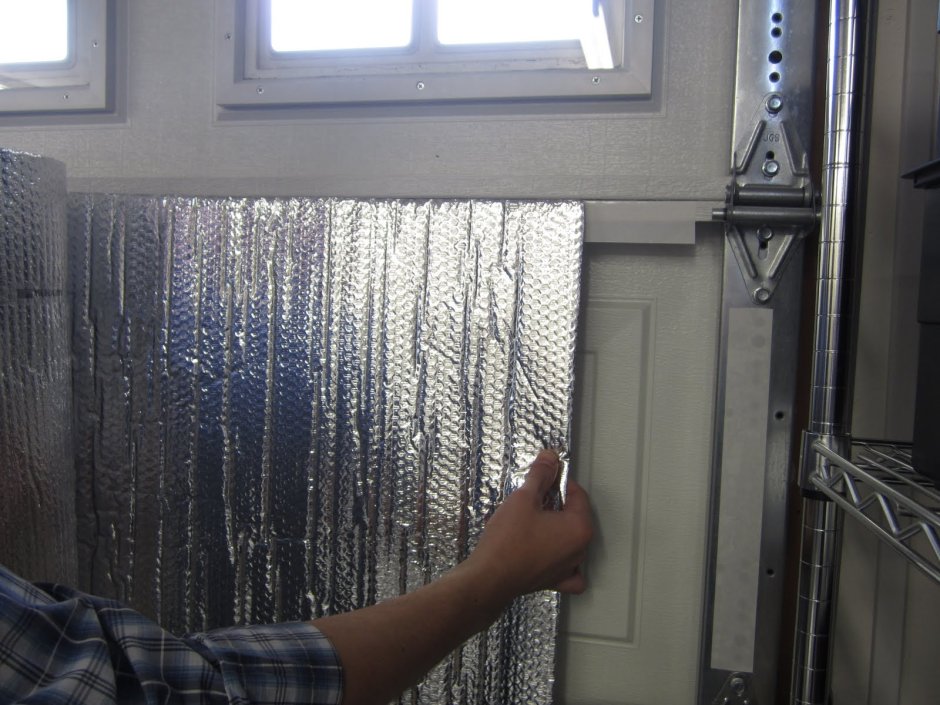 Отделка гаража фольгированным утеплителем