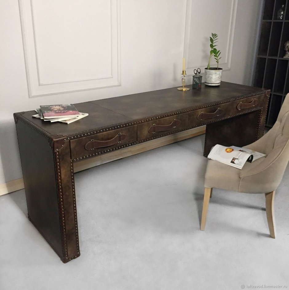 Стол с кожаной столешницей