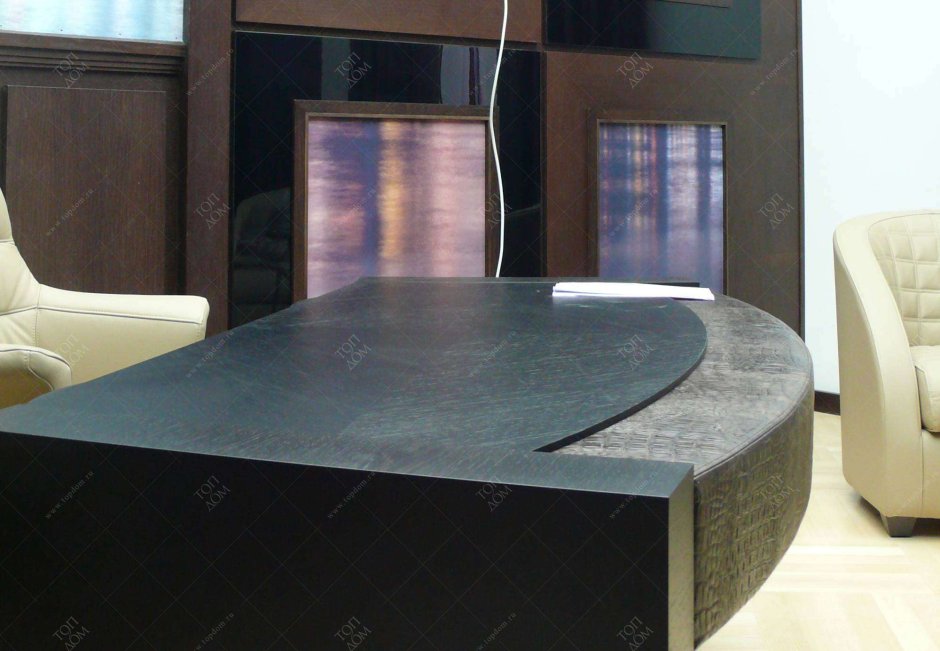 Стол с кожаной вставкой