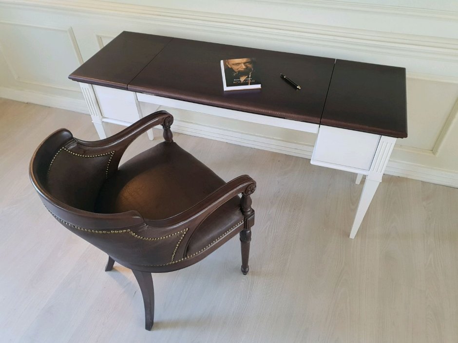 Стол с кожаной столешницей