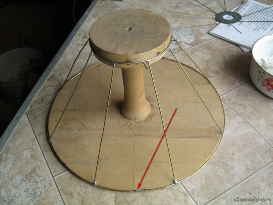 Настольная лампа с деревянным основанием