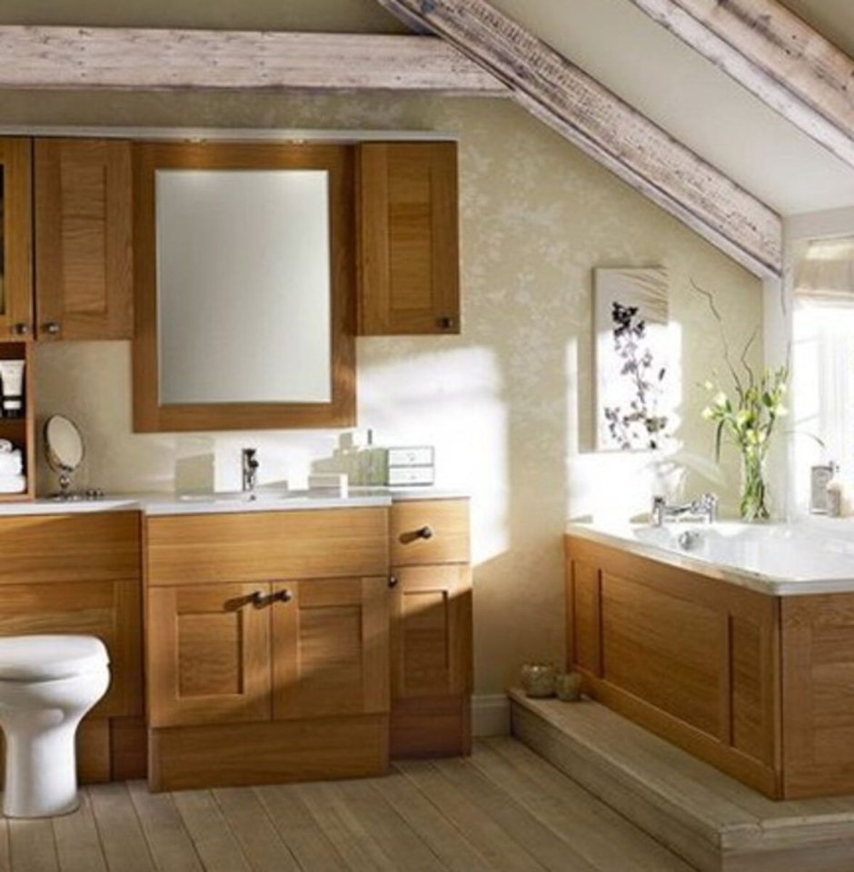 Ванная с деревянной мебелью