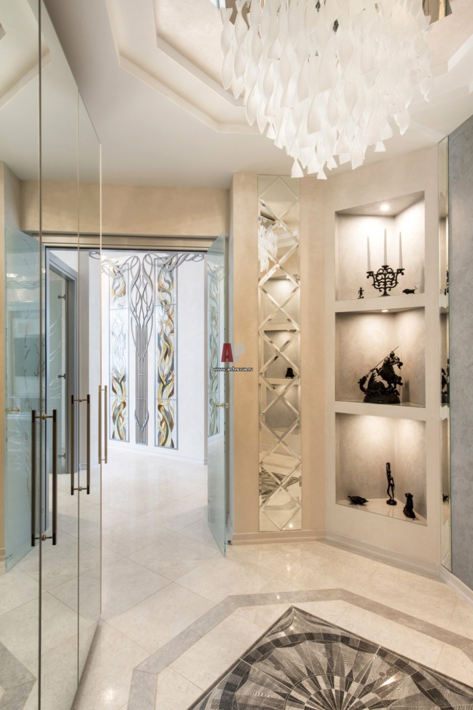 Зеркальная стена в прихожей