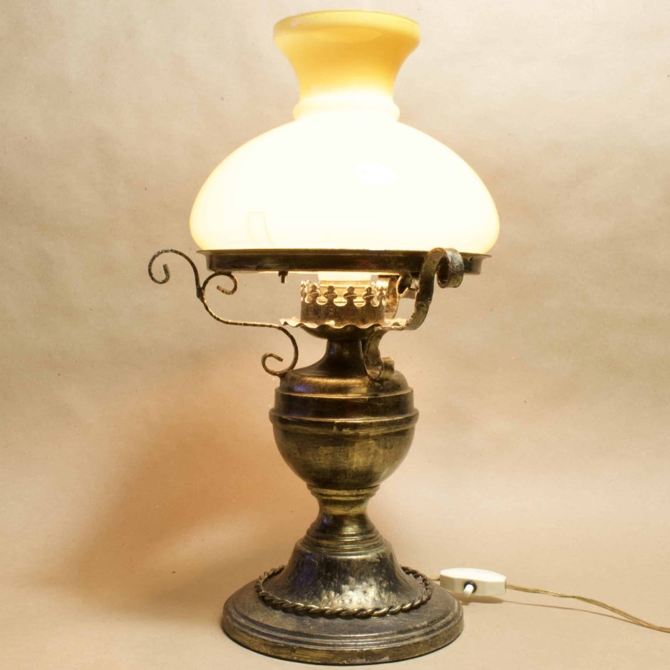 Старая настольная лампа