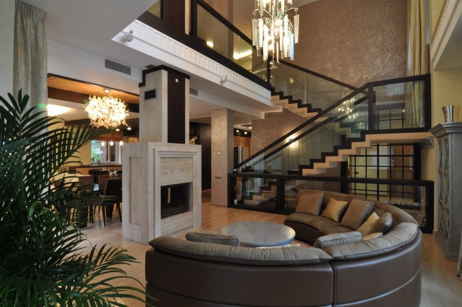 Лестница в середине комнаты