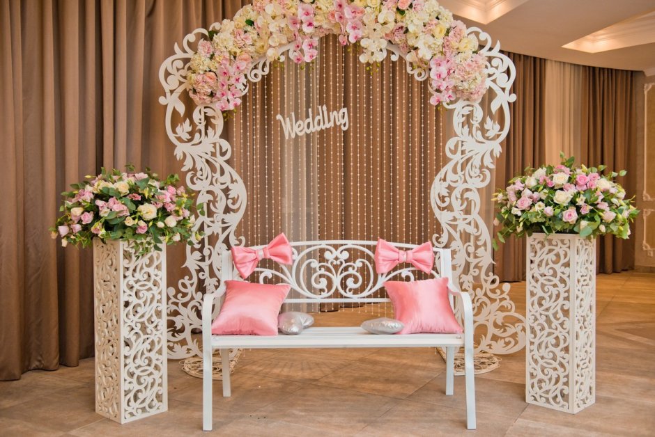 Дерево с портретами на стене