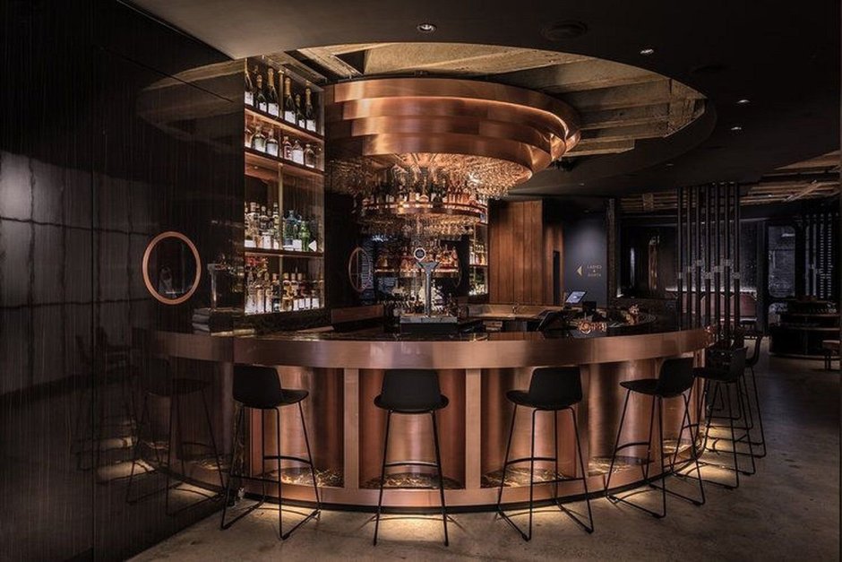 Круглая барная стойка в баре