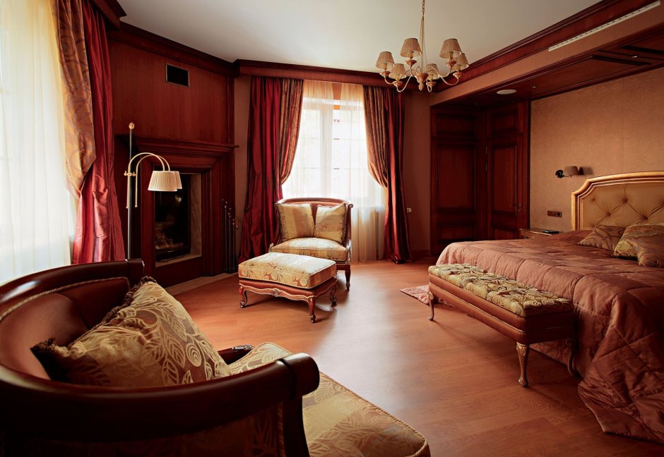 Мебель из красного дерева в интерьере спальни