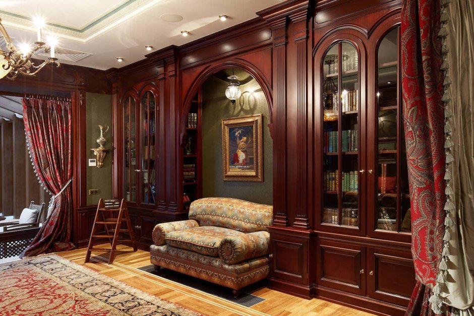 Спальня с мебелью из красного дерева