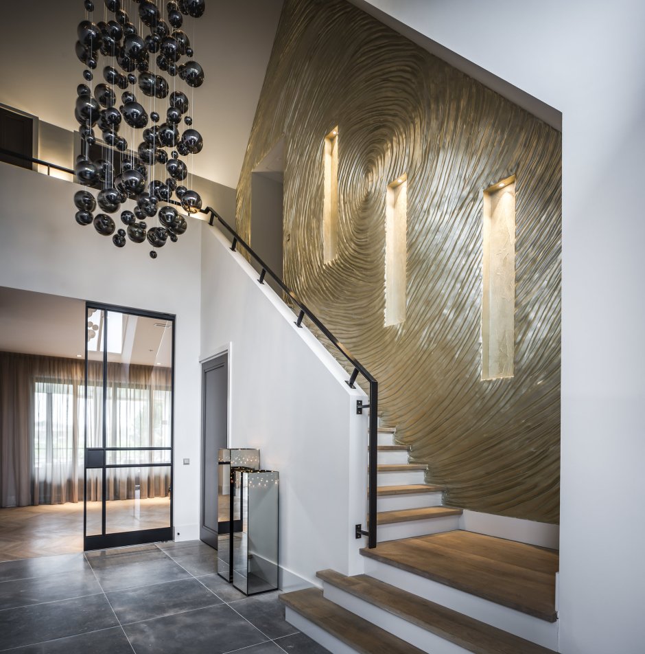 Отделка стен лестничного пролета