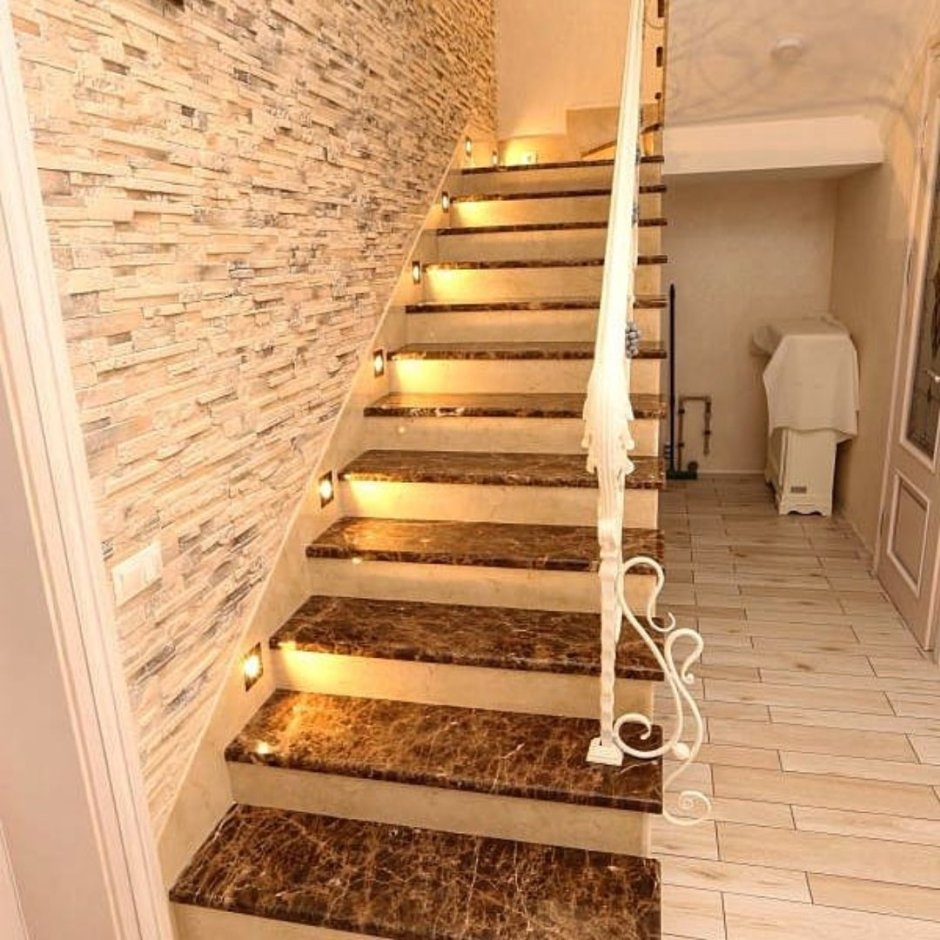 Декор стен на лестничном пролете