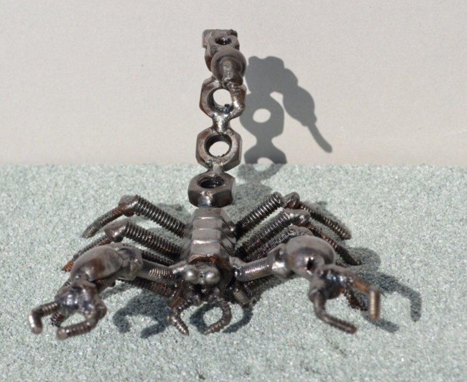 Скорпион из гаек и болтов