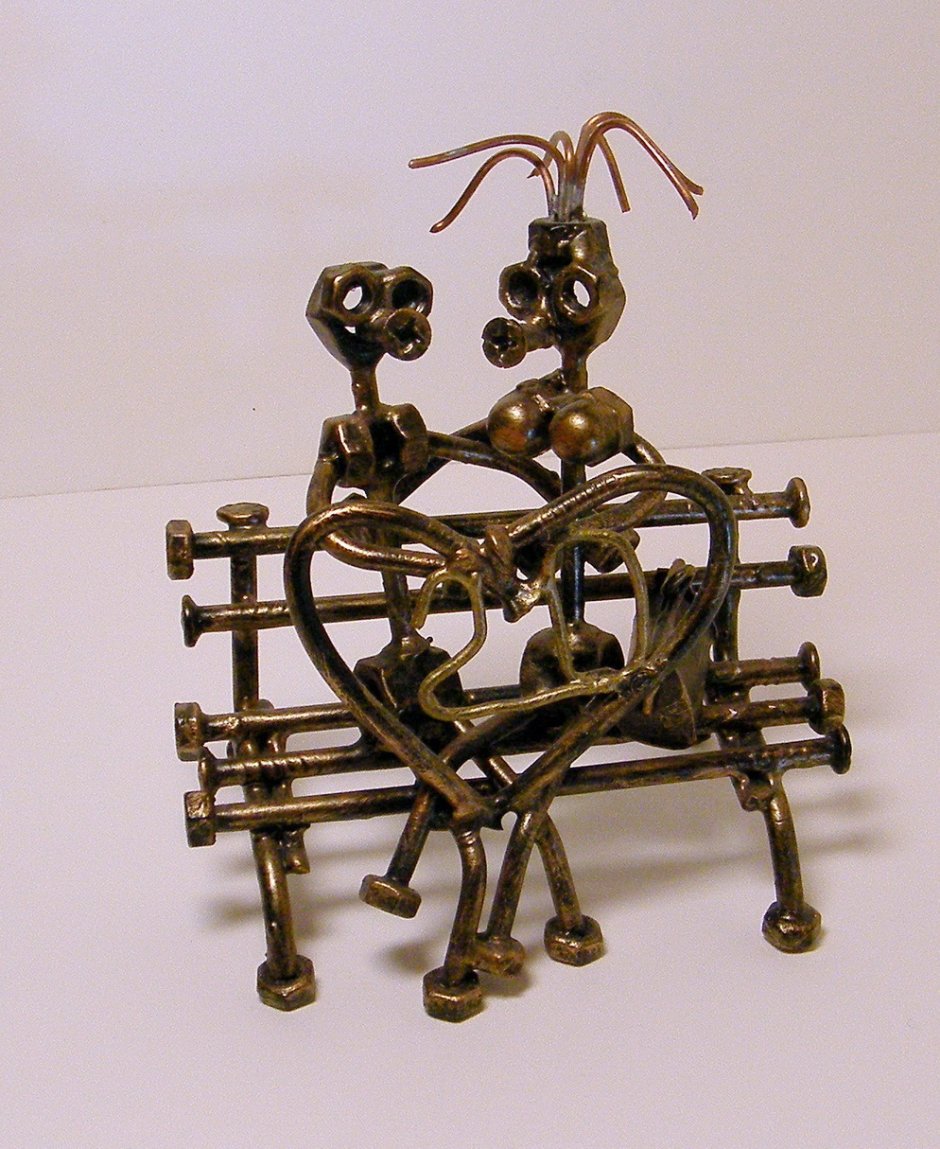 Статуэтка из болтов и гаек