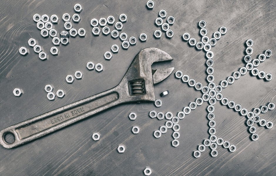 Елка из гаечных ключей