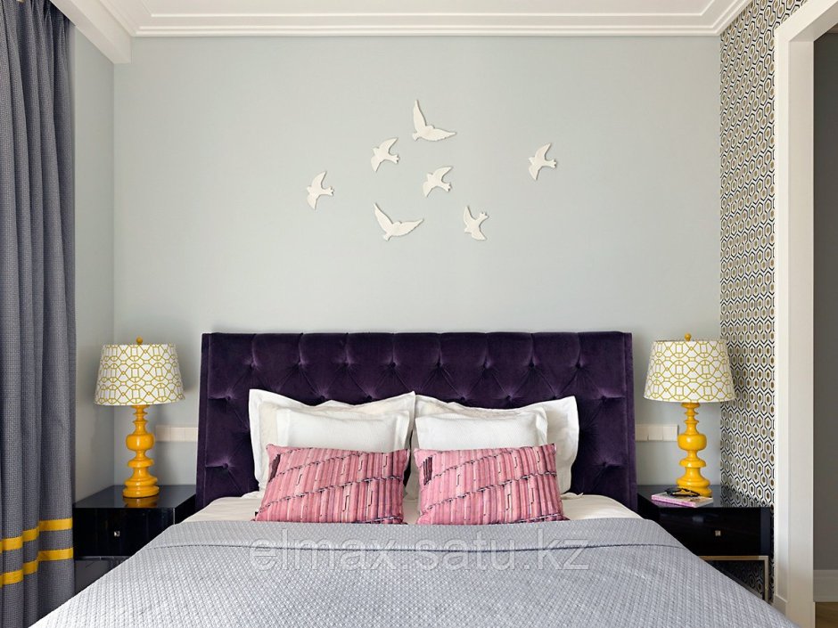 Бабочки над кроватью в спальне