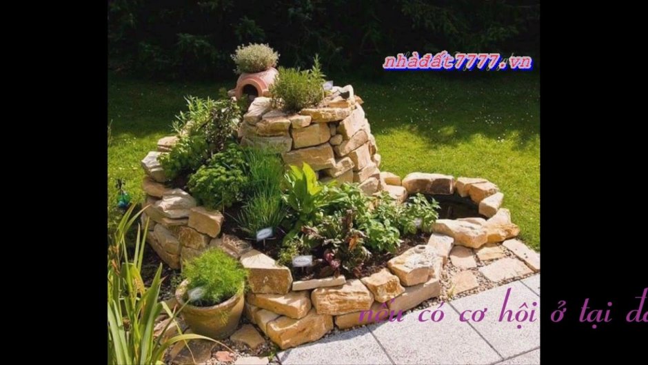 Альпийская горка у колодца