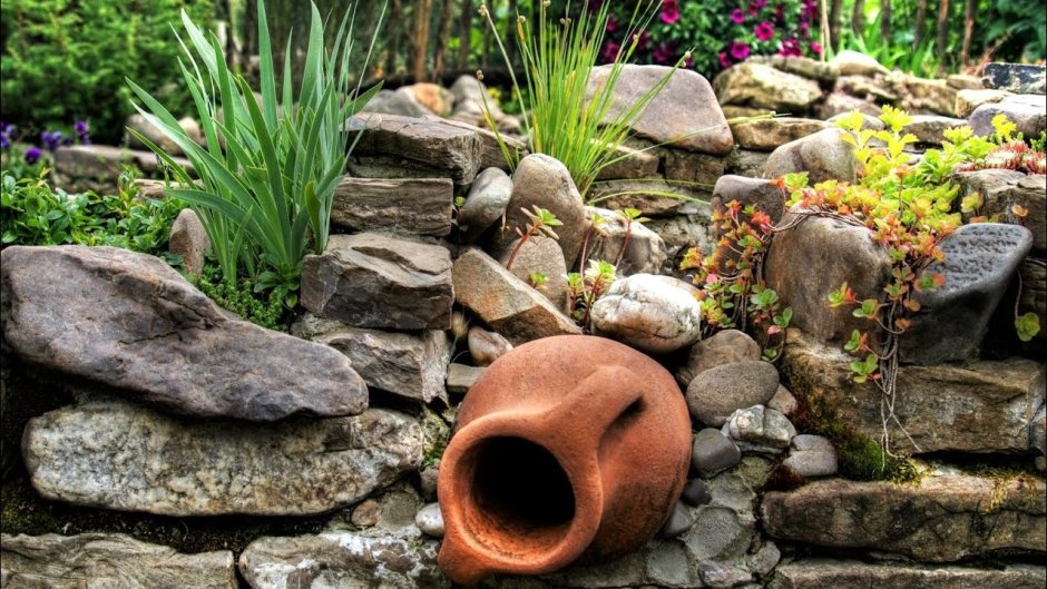 Альпийская горка с кувшином