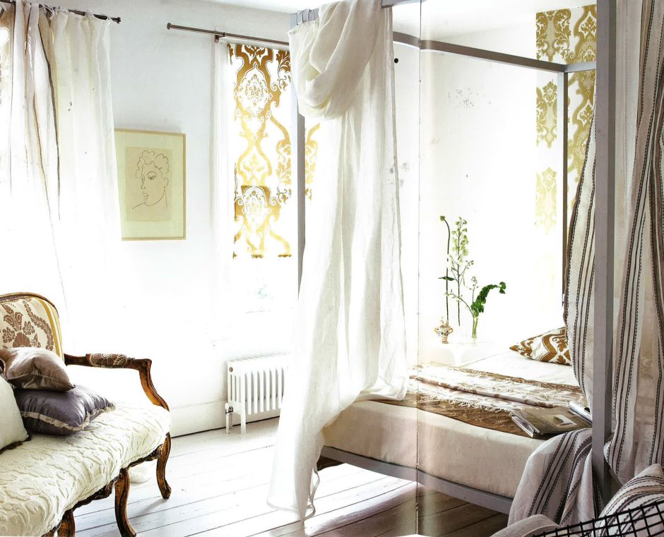 Балдахин на скошенном потолке